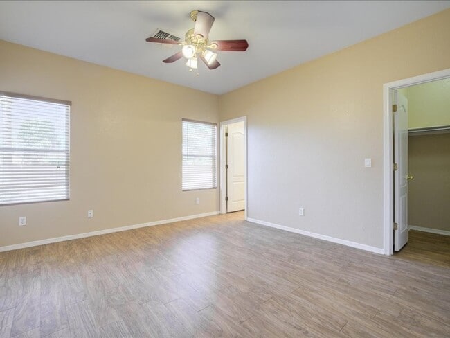 Building Photo - 3 Bedroom 2 Bathroom