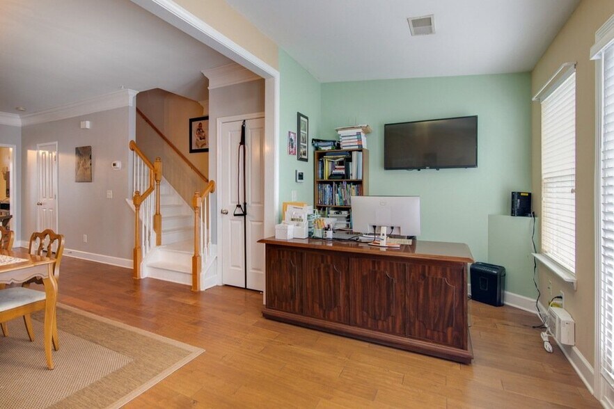 Building Photo - 7031 Sunnywood Dr