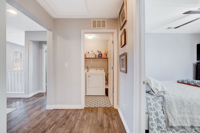 Building Photo - Stunning 3 Bed Home with Loft, Den & Upgraded Kitchen