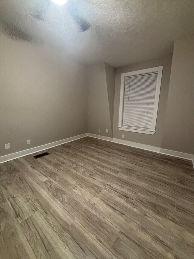 Building Photo - 216 S Pruett St