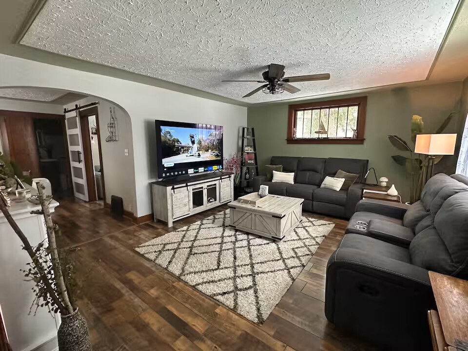 Building Photo - 211 S Oak St