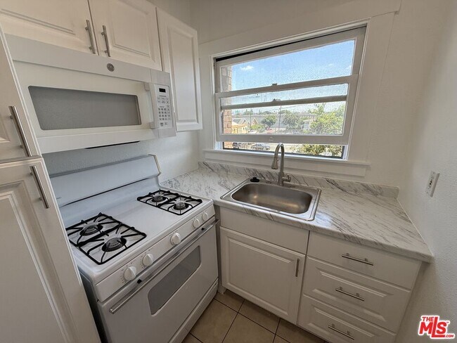 Building Photo - 4125 S Figueroa St