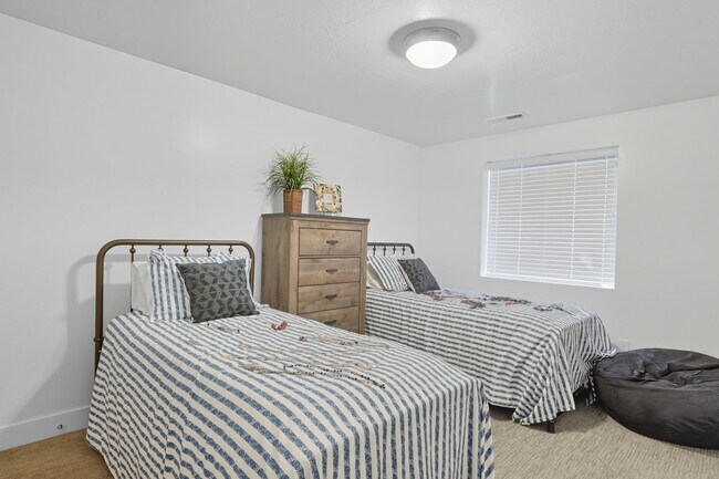 Building Photo - 6 bed; 3 bath single family home in Enoch