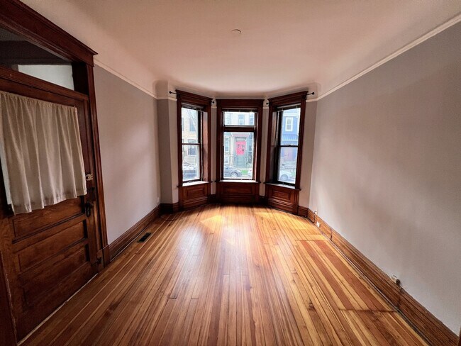 Building Photo - 1028 W Oakdale Ave