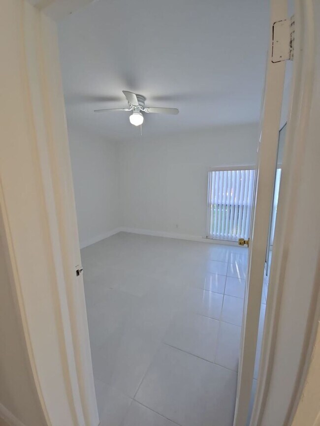 Building Photo - Beautiful Renovated 3/1 | Limited-Time Lab...