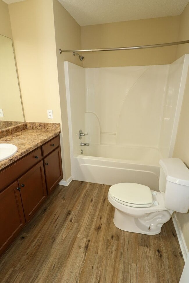 Building Photo - 2 BEDROOM, 2 1/2 BATH TRIPLEX CLOSE TO HON...