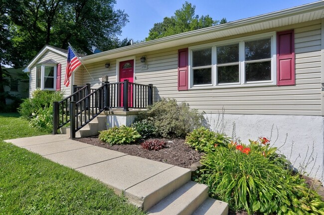Building Photo - 4 Bedroom 2 Bath Hanover Home w- 2-Car Gar...