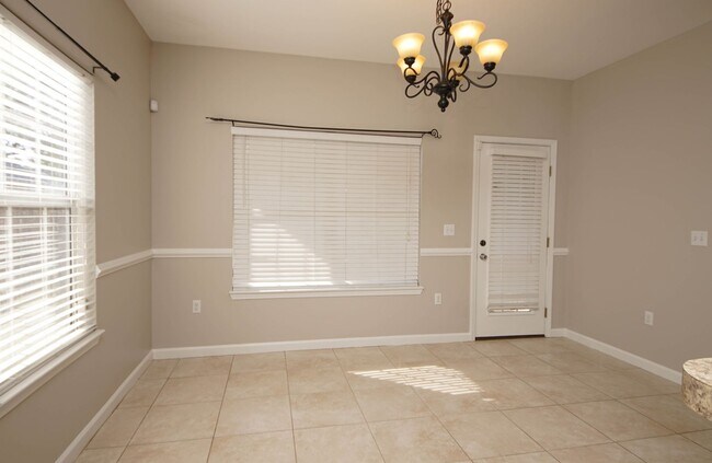 Building Photo - Central Niceville Location