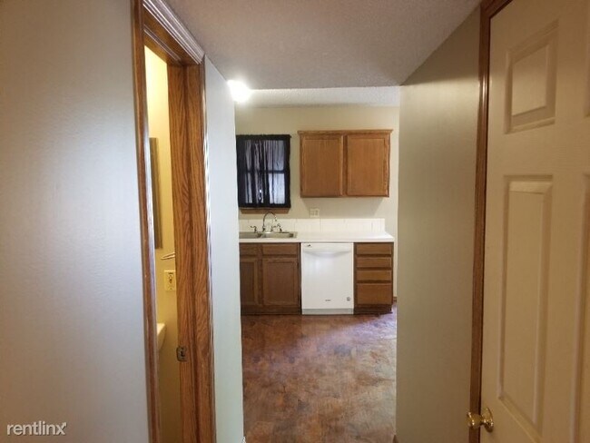 Building Photo - 2 br, 1.5 bath Townhome - 323 N. Madison