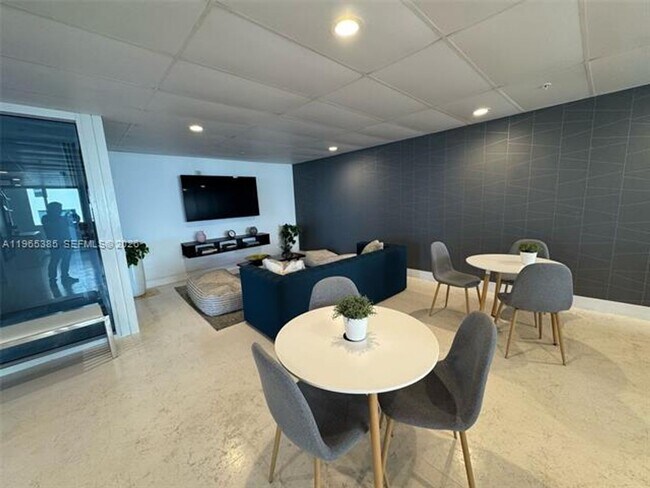 Building Photo - 170 SE 14th St