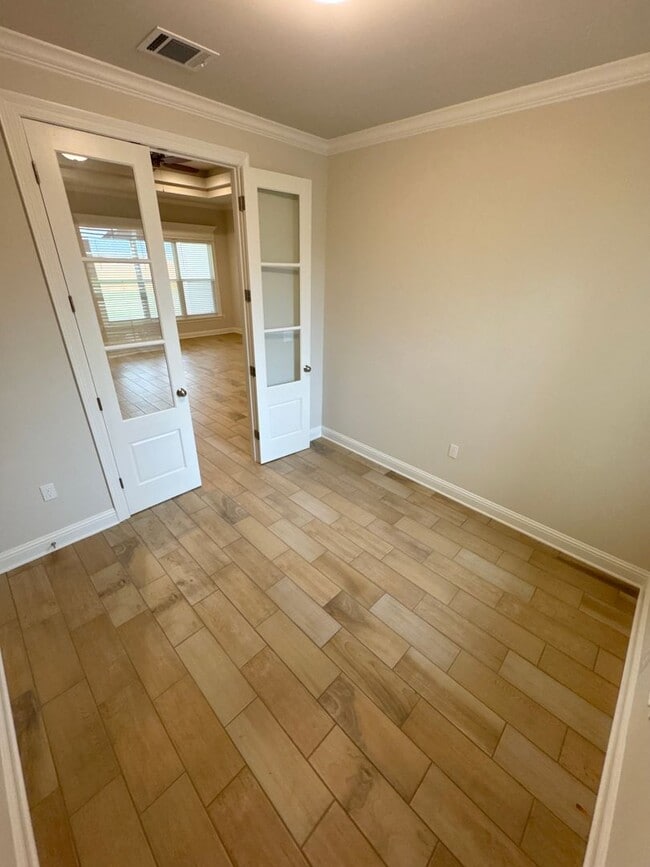 Building Photo - Legacy Neighborhood!