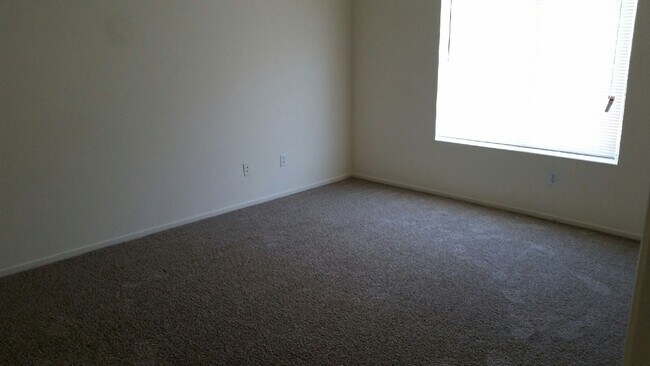 Building Photo - 4 Bedroom home for rent