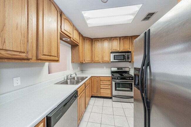 Building Photo - Updated home in Arlington Heights!