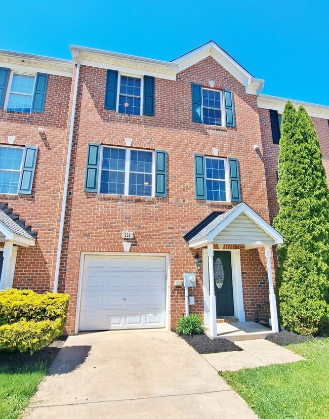 Building Photo - 3 Bed / 2 Full and 2 Half Bath Single Family Townhome