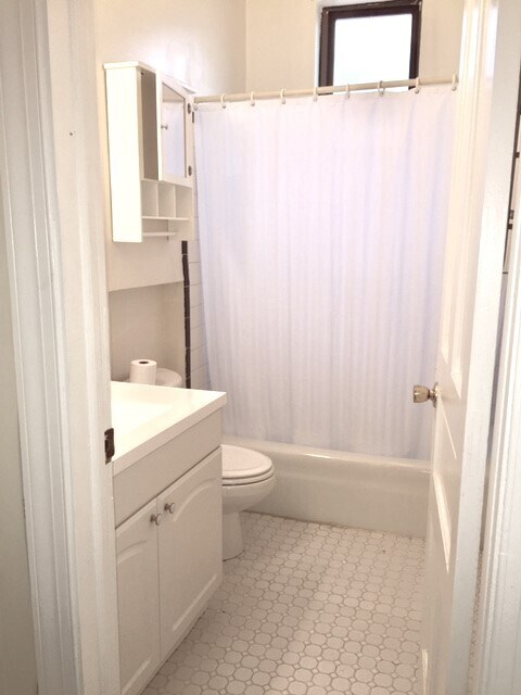 Building Photo - 329 E St SE