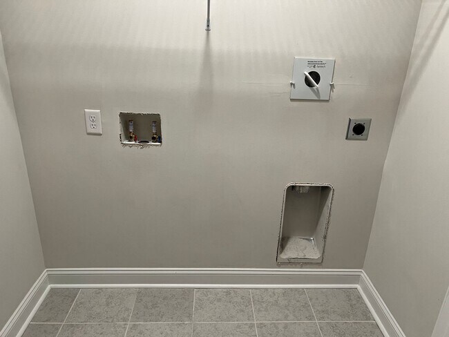 Building Photo - 3 Bedroom Townhome