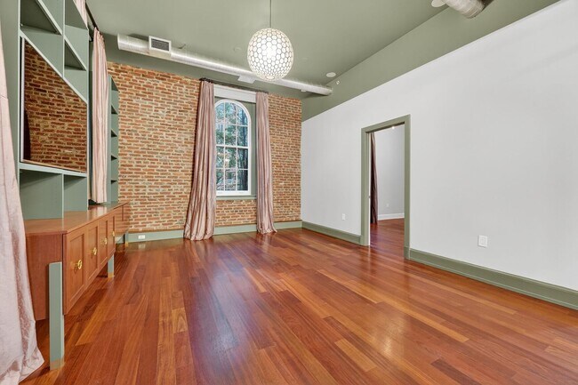 Building Photo - Available Now! High End 2 Bed 2 Bath in Luxury Building with Pool, Gym, Parking