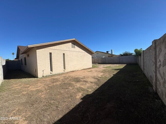 Building Photo - 5021 W Mercer Ln