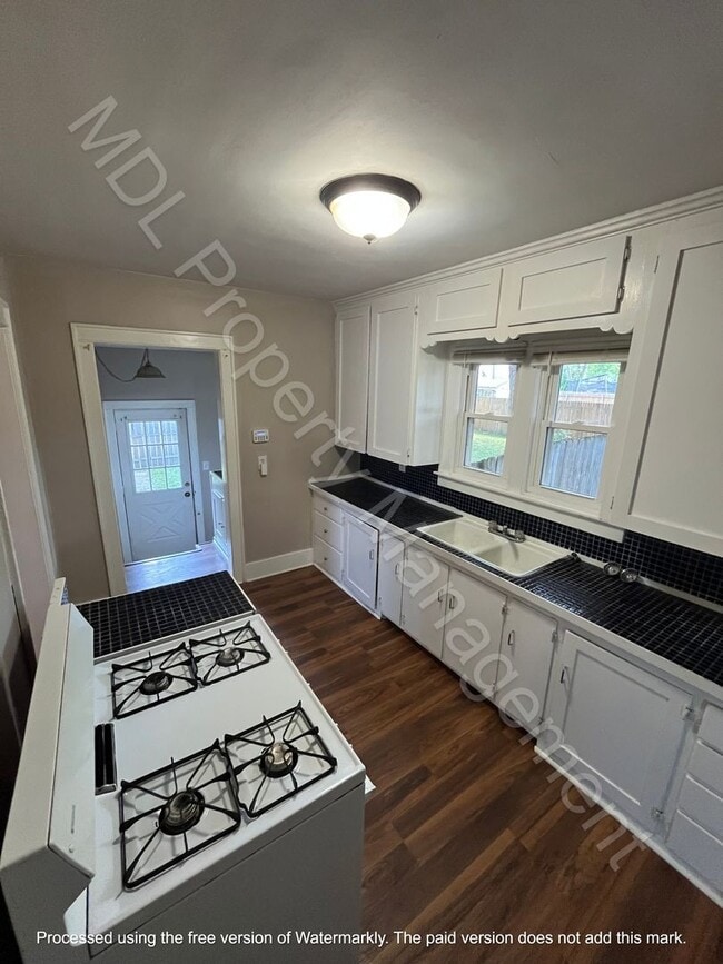 Building Photo - 2 Bedroom Home with 2 Car Garage & Fenced ...