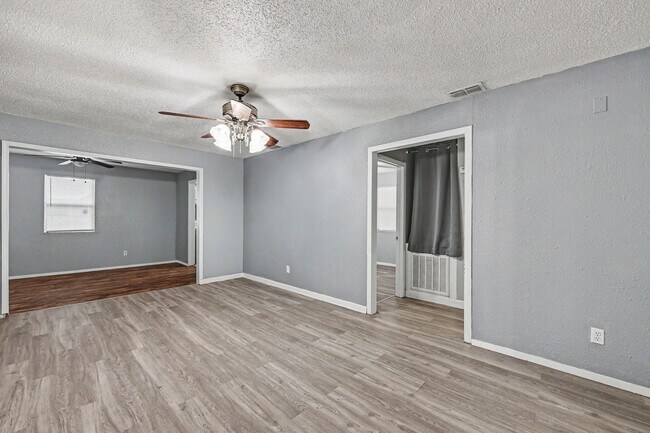 Building Photo - SPACIOUS! LOCATION!