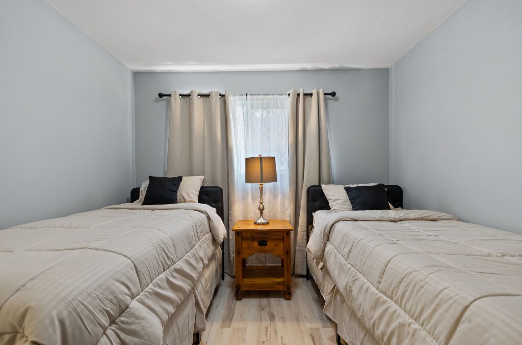 Building Photo - 325 Falcon Dr