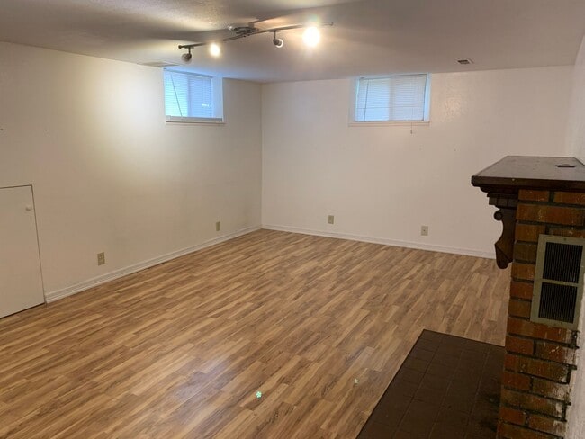 Building Photo - 1422 W Oak St