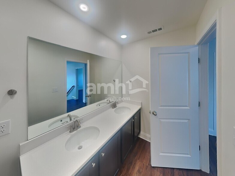 Building Photo - 5212 Valor Dr