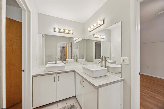 Building Photo - 2 Woodstock Dr