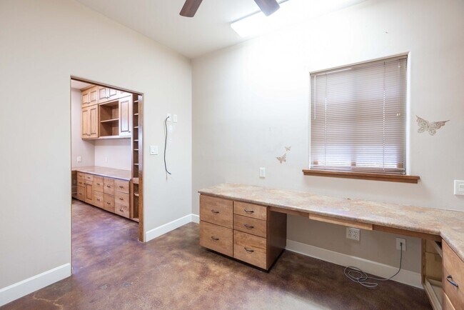 Building Photo - 3942 S Ave 4 1/2 E