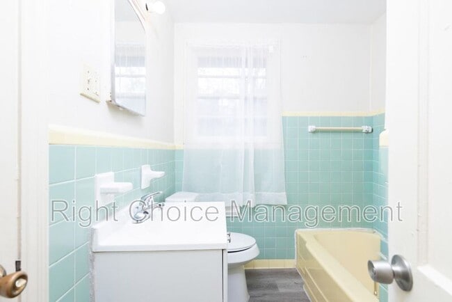 Building Photo - 2940 Blan St