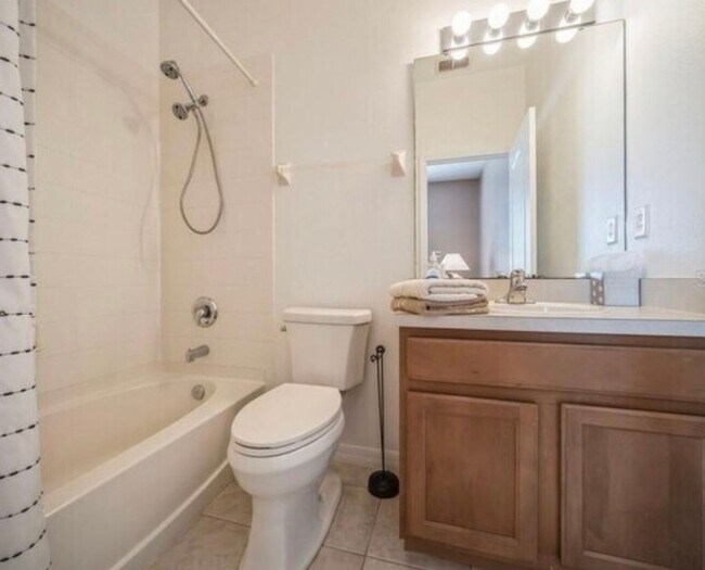 Building Photo - 807 Chelsea Dr