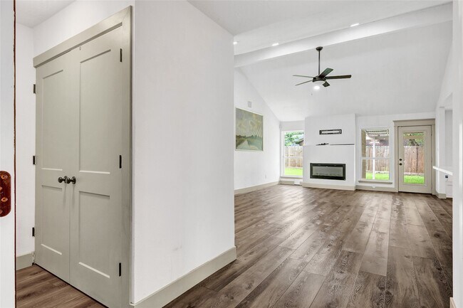 Building Photo - 10115 Kirkbluff Dr