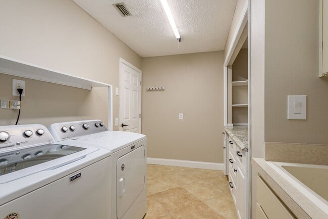 Building Photo - Pool Home Near Florida Beaches