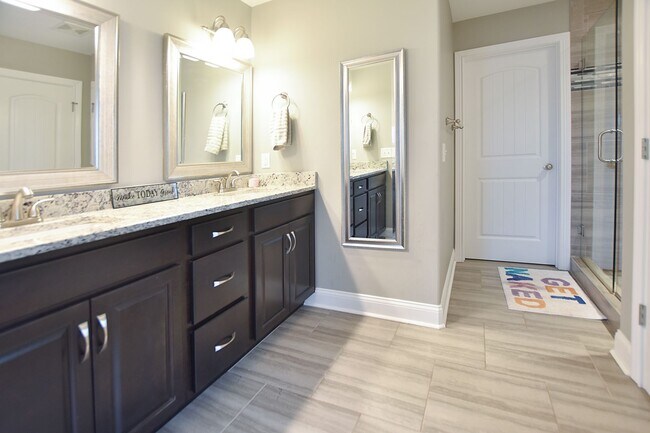 Building Photo - Pet Friendly Five Bedroom!