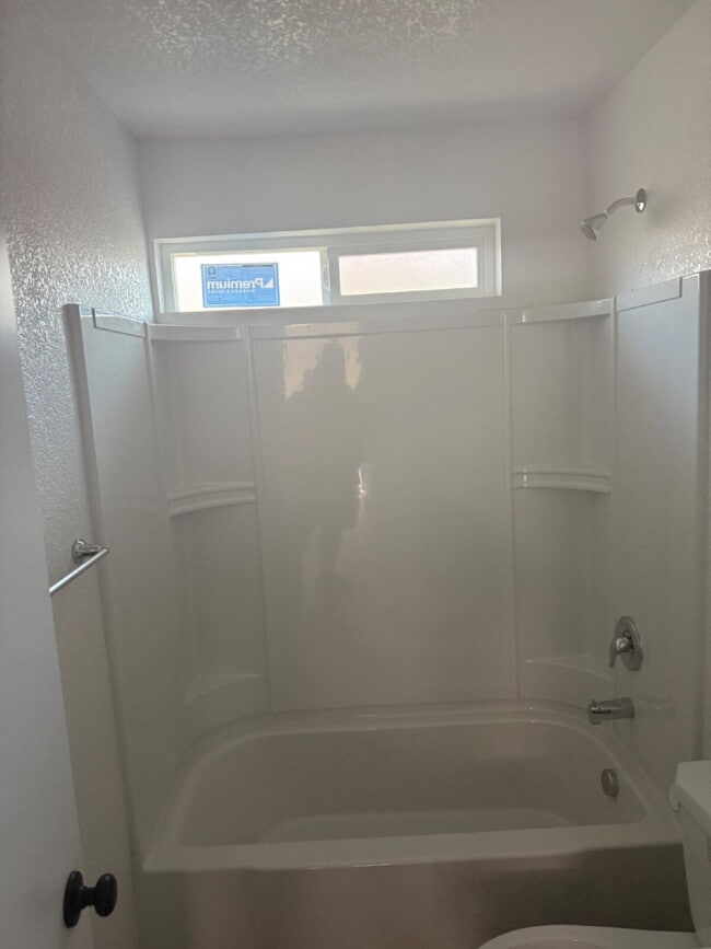 Building Photo - Newly Remodeled Home for Lease 412 N Stree...