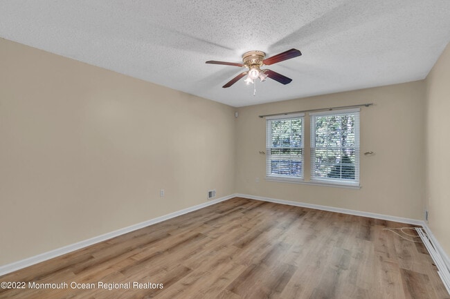 Building Photo - 134 Whispering Oaks Way