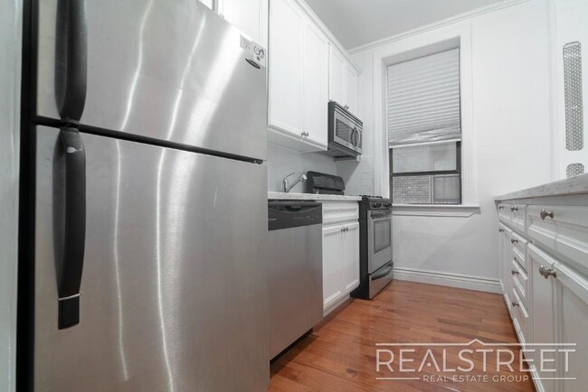 Building Photo - Huge Renovated 3 Bed 2 Bath Classic 6 in B...