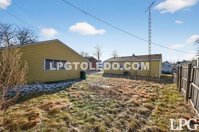 Building Photo - 1525 Akron St