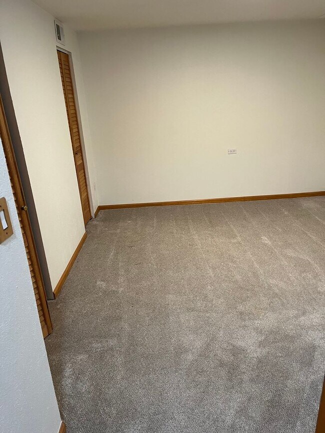 Building Photo - 4 Bedroom Gardener's Delight With Rooftop Patio, Privacy and Covered Parking
