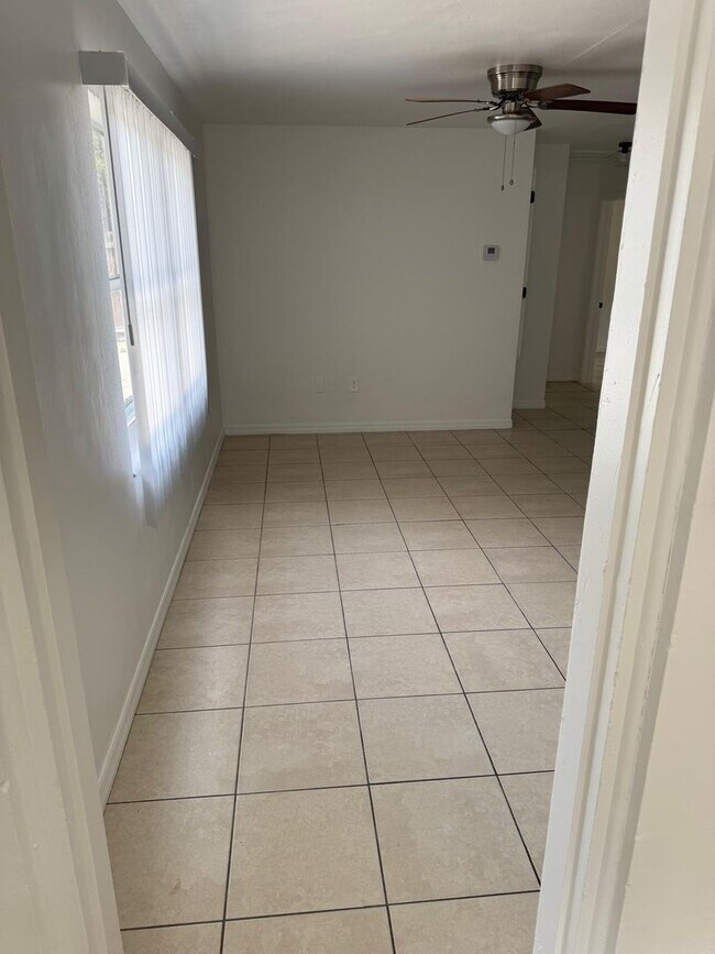 Building Photo - 212 6th Jpv St
