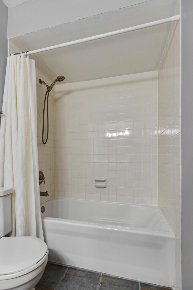 Building Photo - 817 Pahl Rd