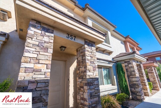 Building Photo - Conveniently located 3 Bedroom Townhome