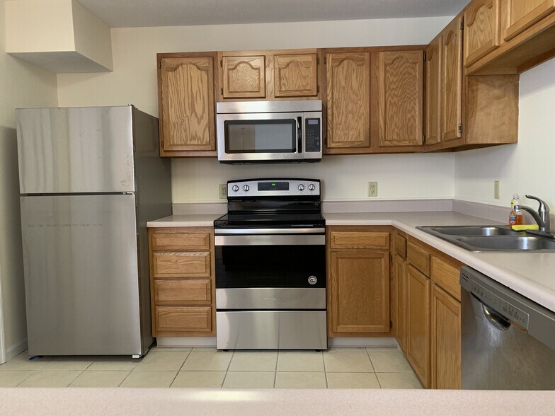 Building Photo - 4612 Court Yard Dr