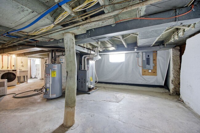 Building Photo - 827 Hinnerman St