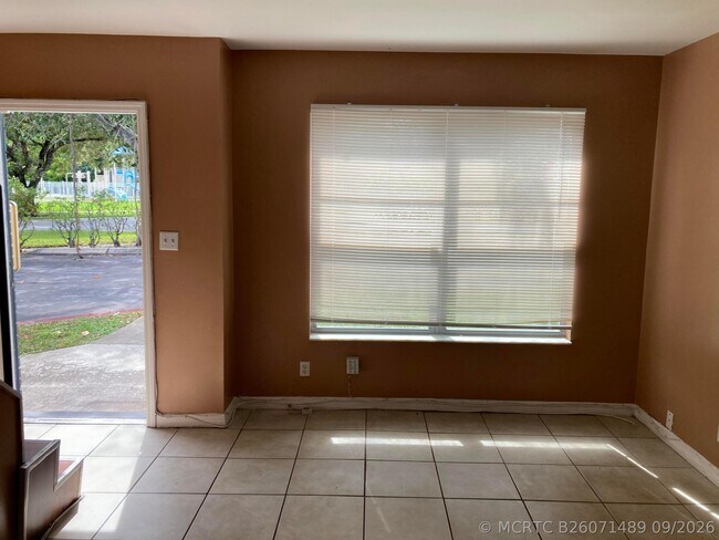 Building Photo - 4715 NW 9th Dr
