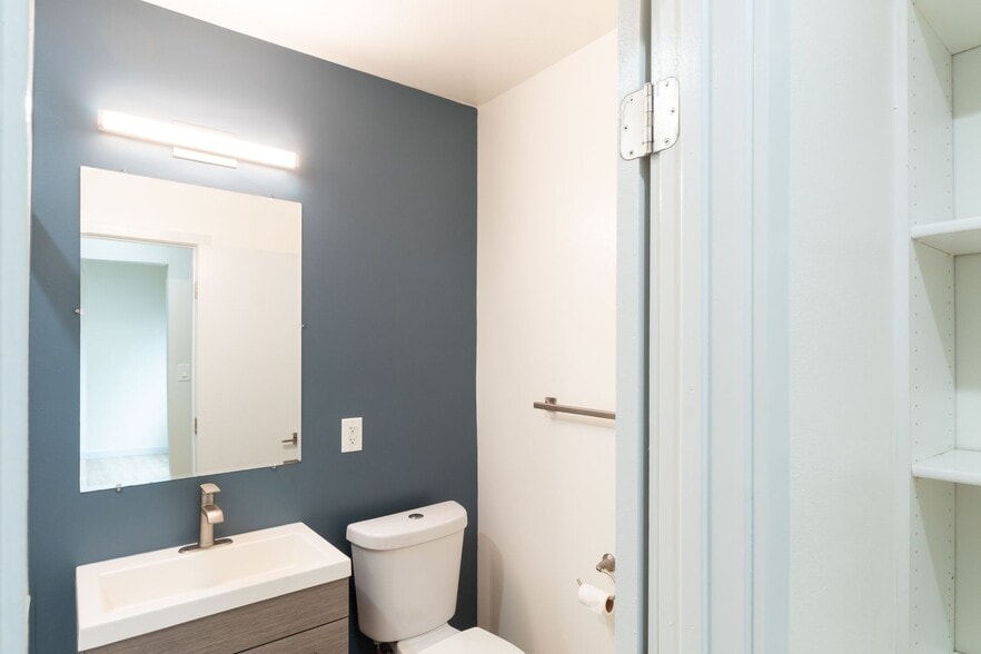 Building Photo - 1208 Daisy Ave