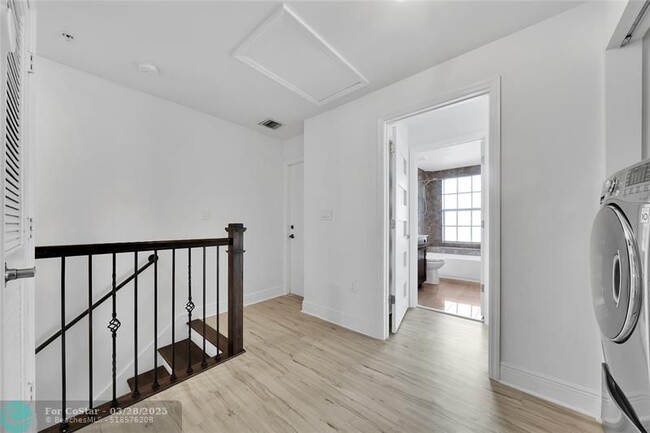 Building Photo - 2725 NE 8th Ave