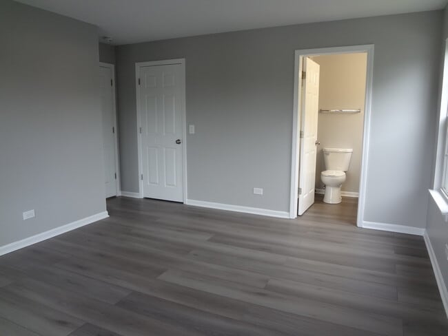 Building Photo - 1127 N Red Oak Cir