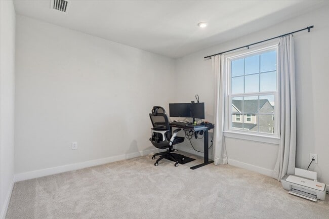 Building Photo - Beautifully Upgraded 4B/3.5B Home with Dec...