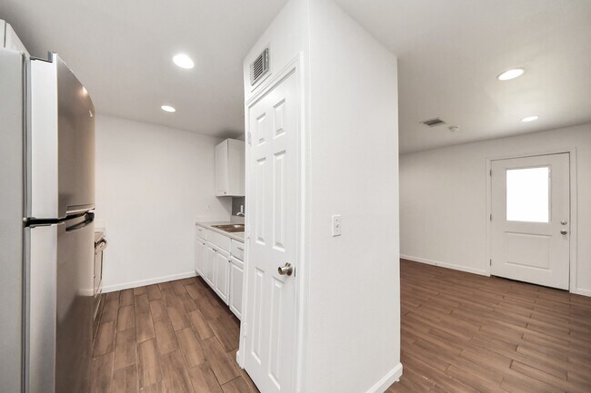Building Photo - 12068 Beechnut St